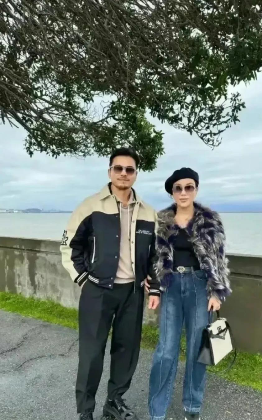 吕良伟杨小娟同框
演绎中老年人穿搭之美
这一对夫妻
他们的穿搭一直很时尚
这一次