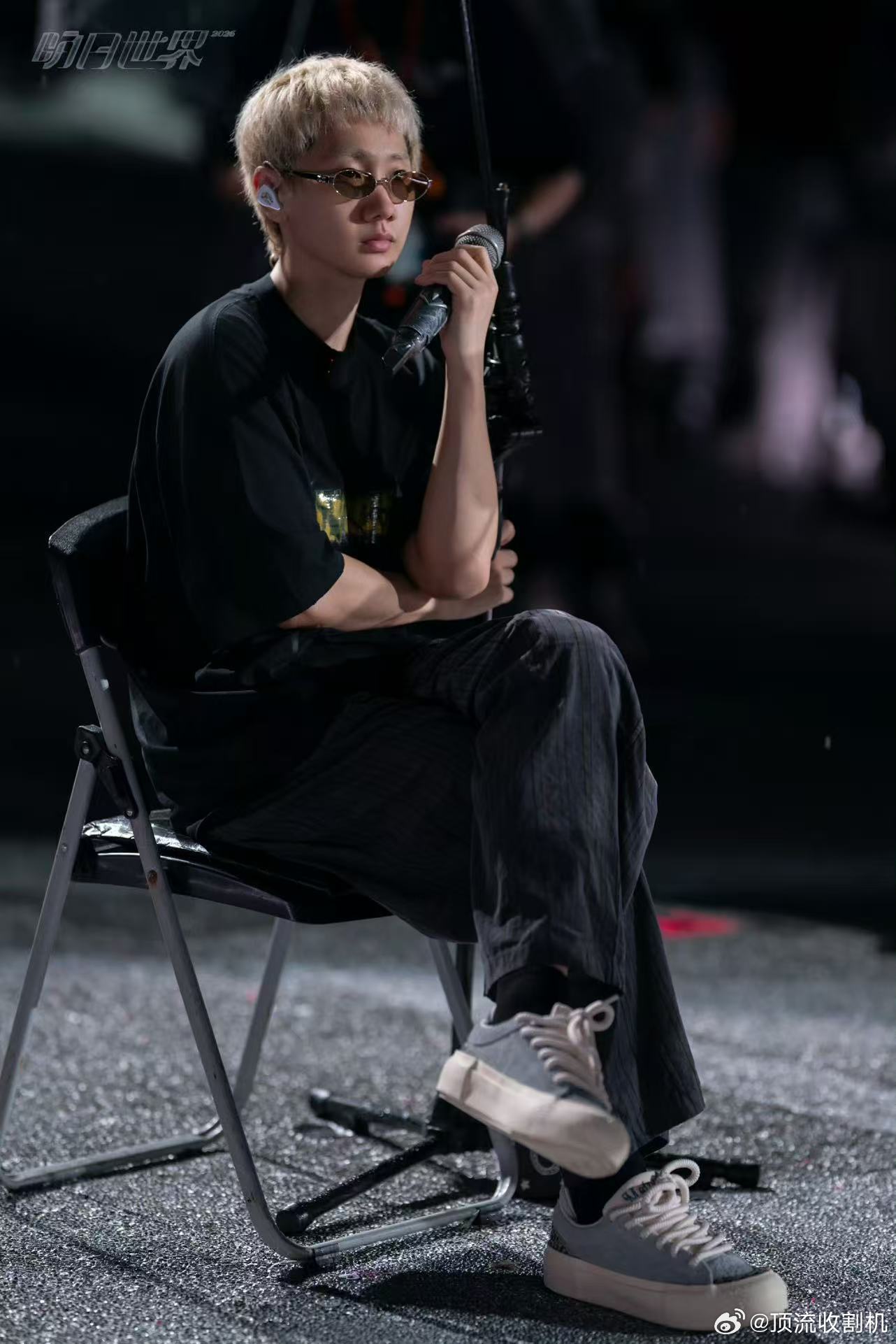 汪苏泷脱完一件还有两件 汪苏泷演唱会蹦着蹦着突然脱了！结果里头还穿着两件老头衫？