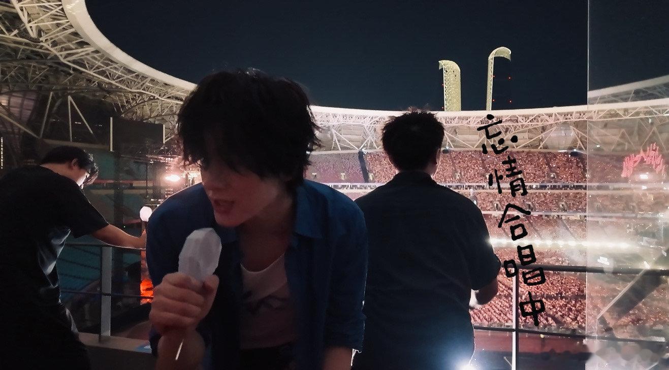 展轩演我看许嵩演唱会 不用夸张的动作，光是眼神和神态，就懂那种见到青春偶像的悸动