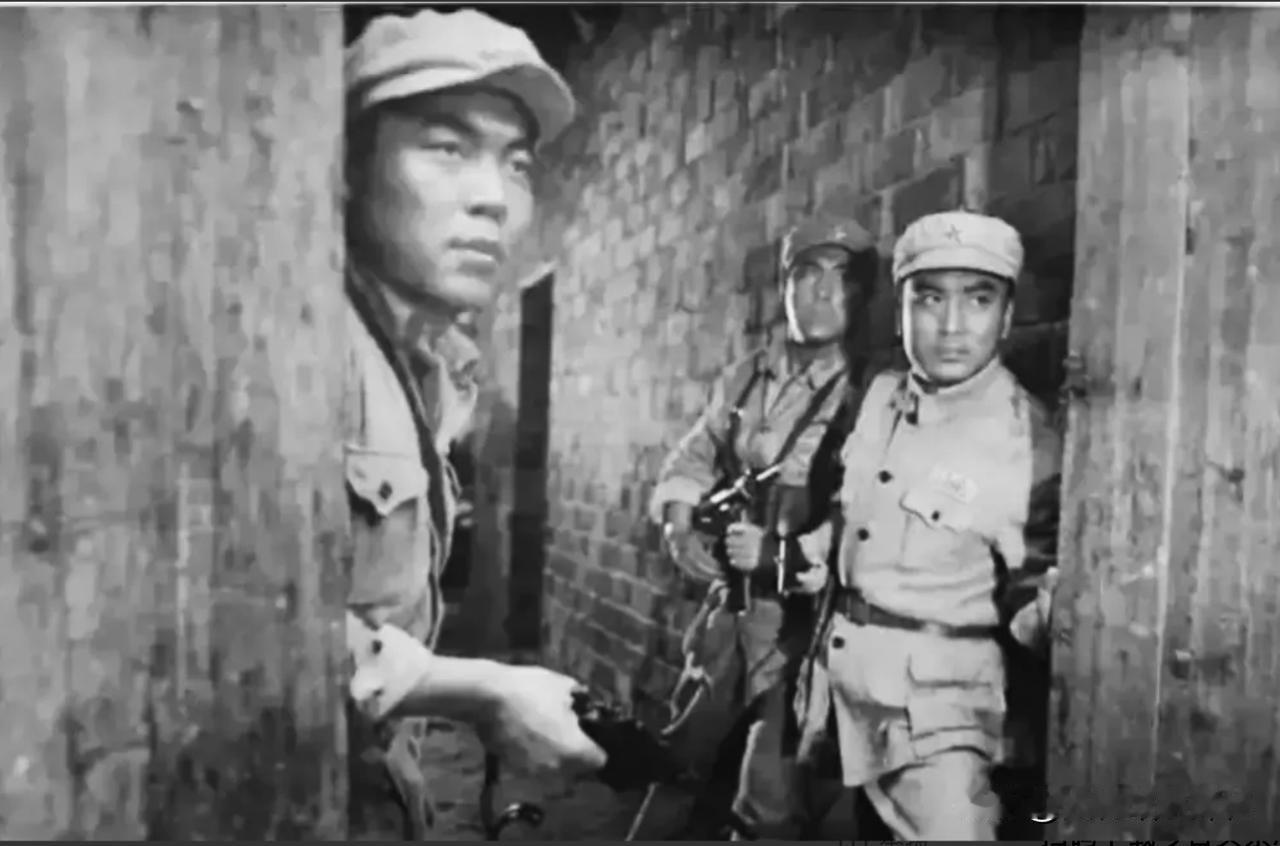 1949年，洞庭湖匪患猖獗。他们把人捆紧扔进湖里，还笑着说是“抛油篓”。

那年
