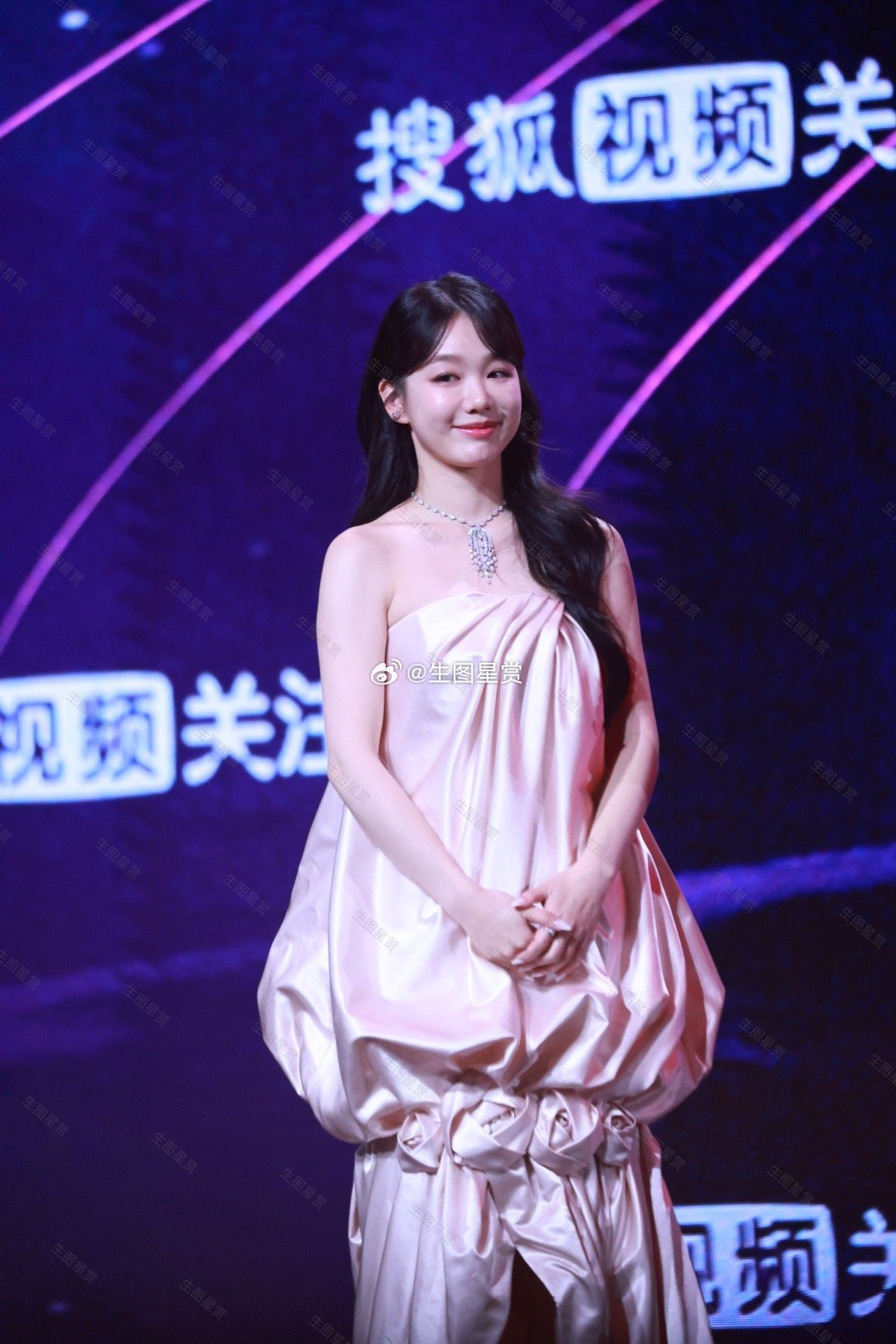 徐梦洁香槟粉水母裙搜狐活动，甜甜美美的小彩虹🌈 | 2352独家 ​​​