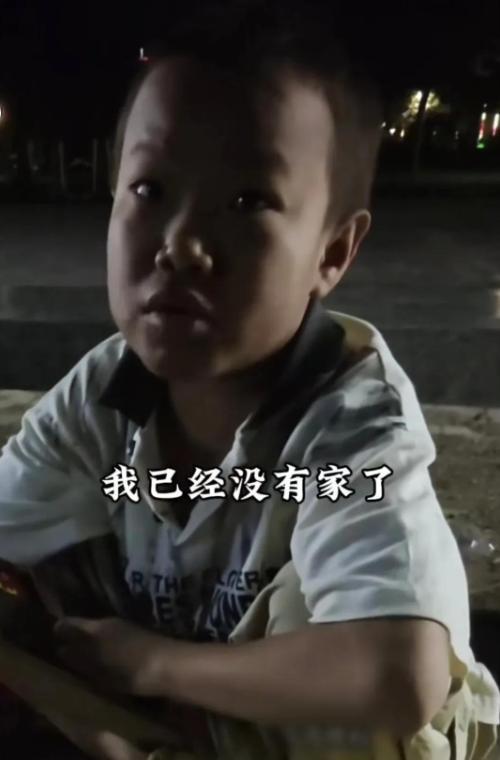看哭了！河南，男子深夜看到13岁男孩在路边捡废品，问他为什么不回家？男孩居然说：