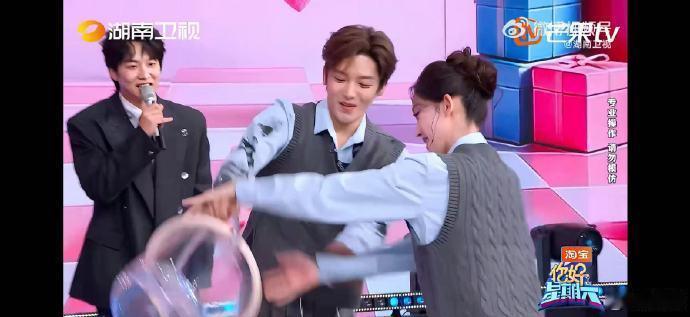 侯明昊侯明昊像是抢了娜扎的玩具玩上瘾了你好星期六 侯明昊接水桶接连转好几圈，娜扎