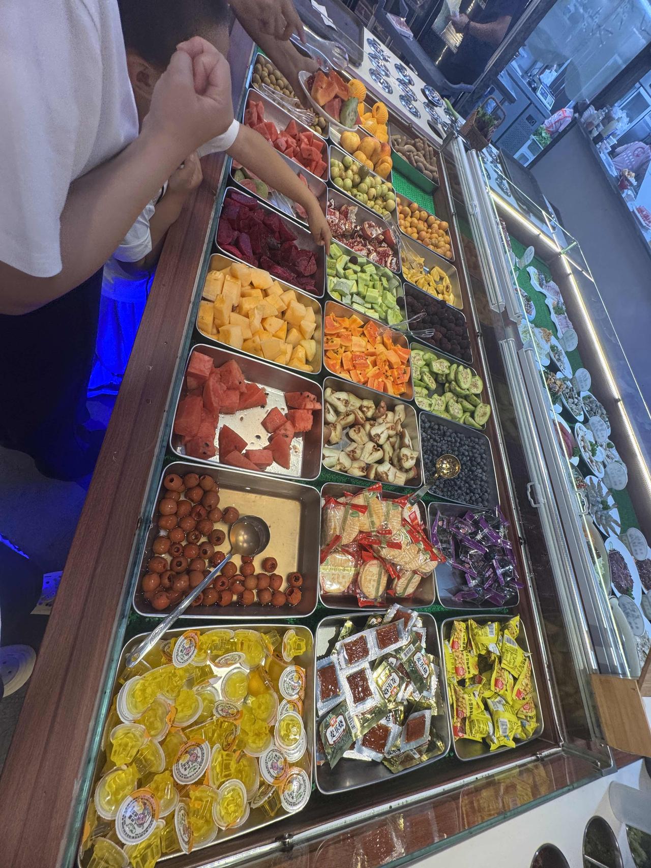 你吃过这种全是水果的火锅店吗？这家火锅店老板真牛吃水果都饱了.猜猜有多少种.看看