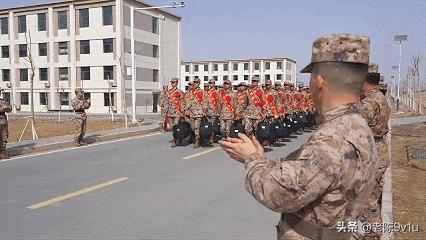 3月25日，新疆军区某综合训练基地内，数千名春季入伍新兵整齐列队，正式开启为期两