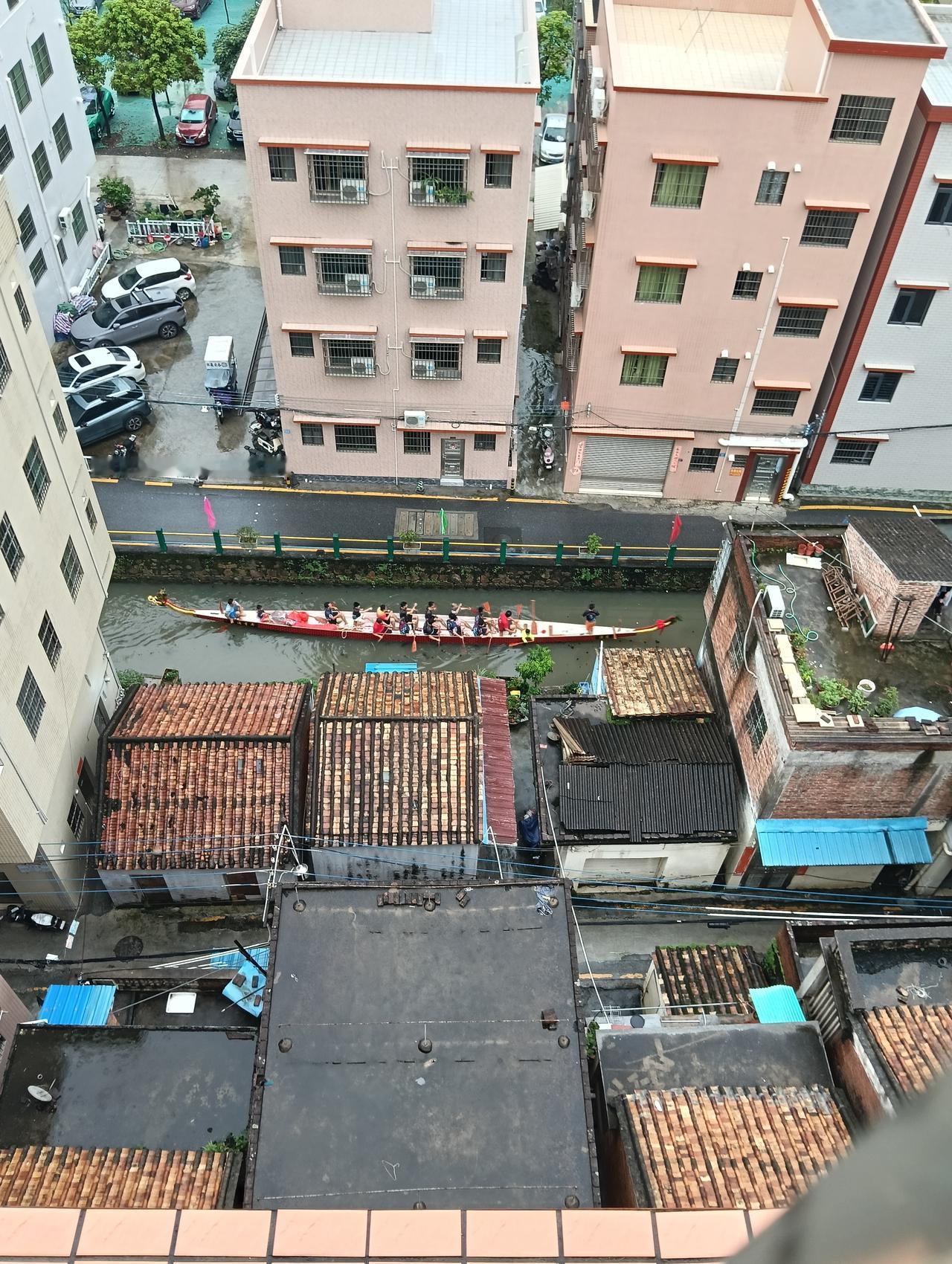 去年今日楼下响起咚咚声的时候刚开始还不知道怎么回事，今年一下就猜到是龙船过来了。