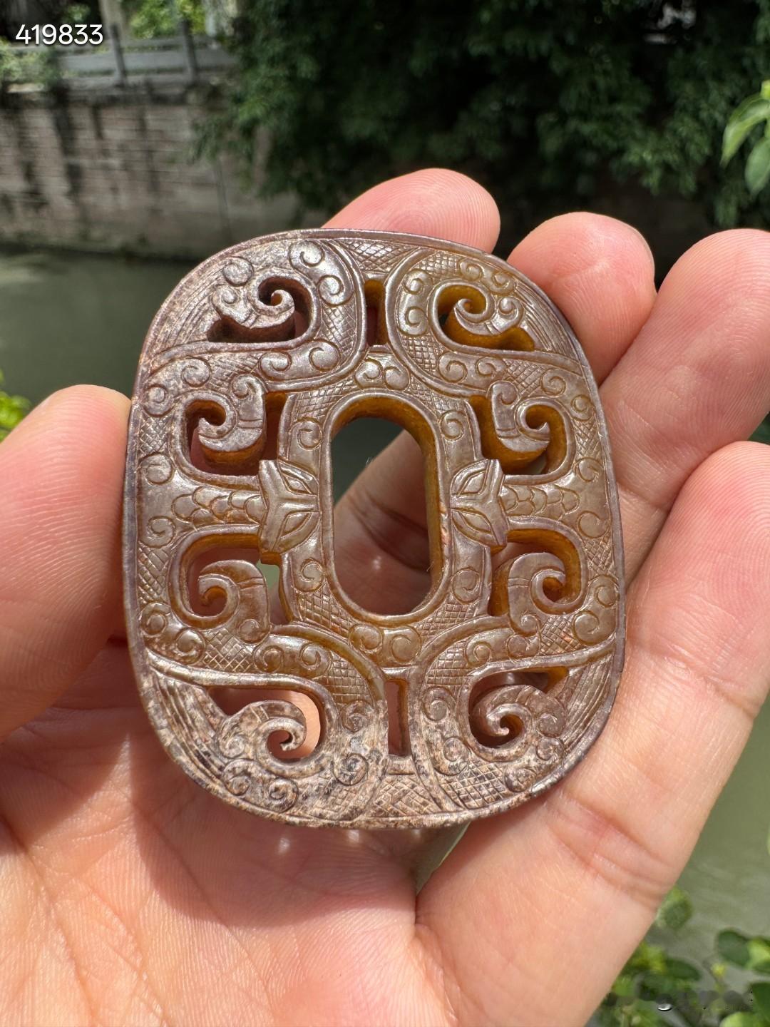 汉代 高古玉透雕龙纹佩，
规格：5.5*4.5*0.5cm，重24.5克
属先秦