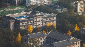 它不是普通大专，而是刚升格的公办本科层次职业学校。
这所学校就是宁夏工商职业技术