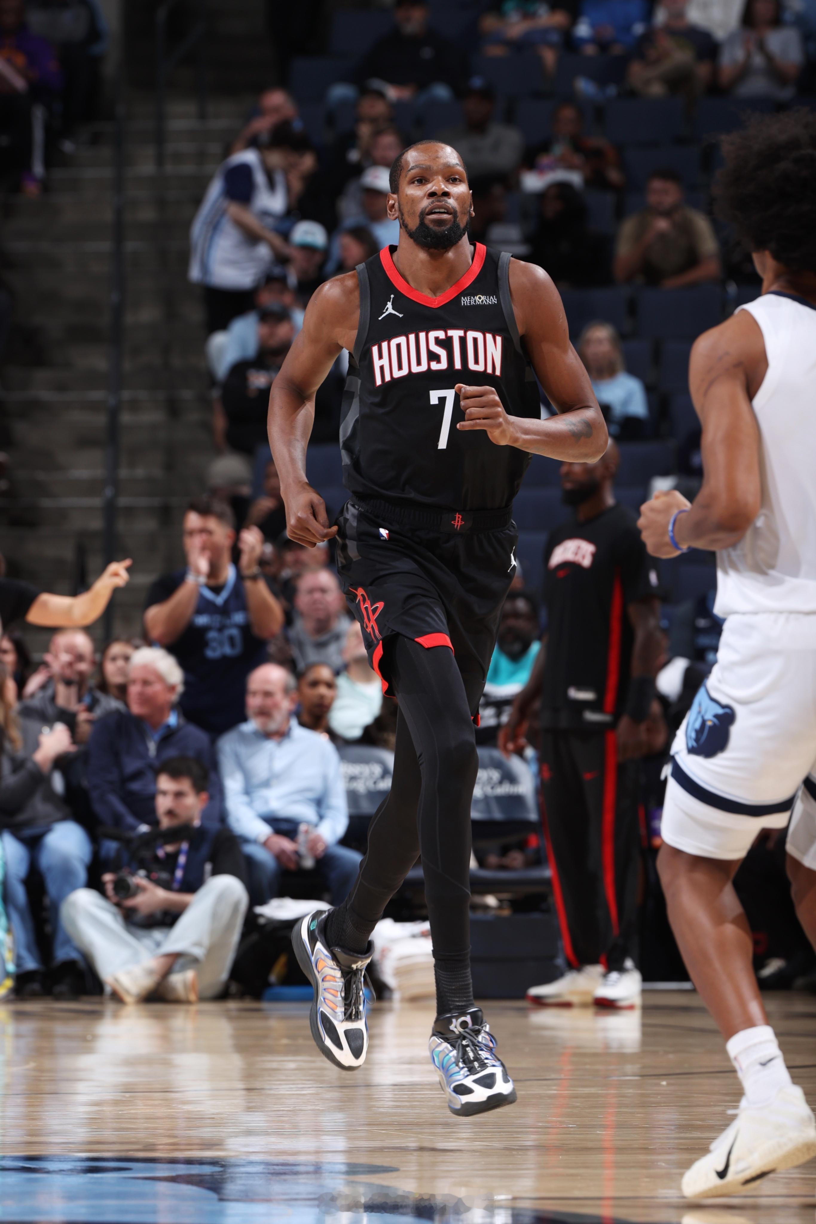 杜兰特谈球队的进攻表现：“现在联盟很多球队不会让我进行一对一单打。即使有时候我在