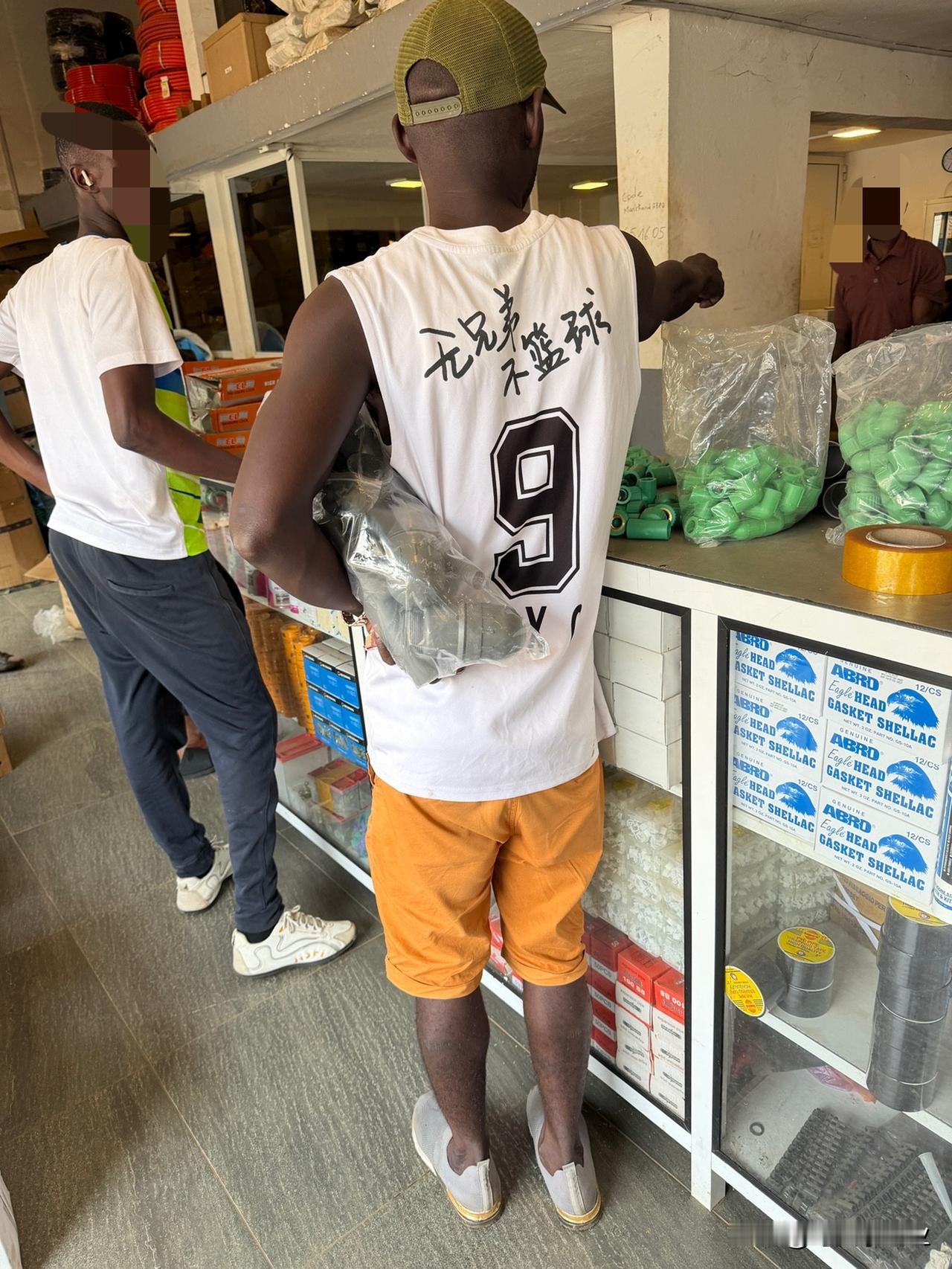 哈哈哈，果然是体育没有国界，出来逛逛竟然遇着黑人篮球兄弟，就不知道他技术怎么样，