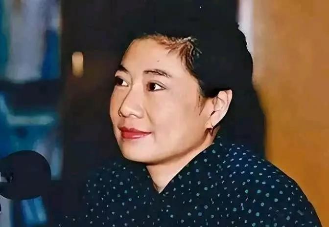 2005年，香港作家亦舒和侄子倪震发起一场骂战。亦舒远居加拿大，四十多岁时接受人