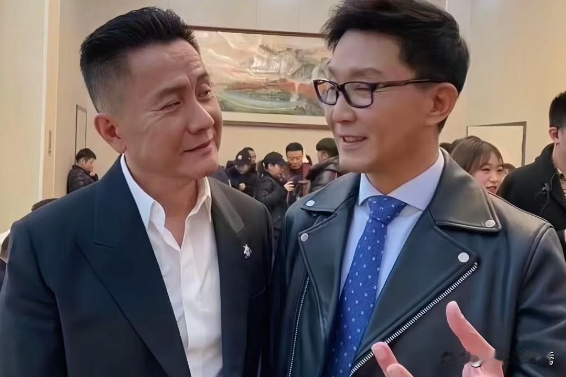 说实话，张志坚看吴刚的“眼神”充满了演技！

张志坚气势上真是力压吴刚！眼神里带