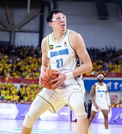 周琦本赛季常规赛出勤率高达79%，成为过去三年他出勤率最高的一个赛季，本赛季一共