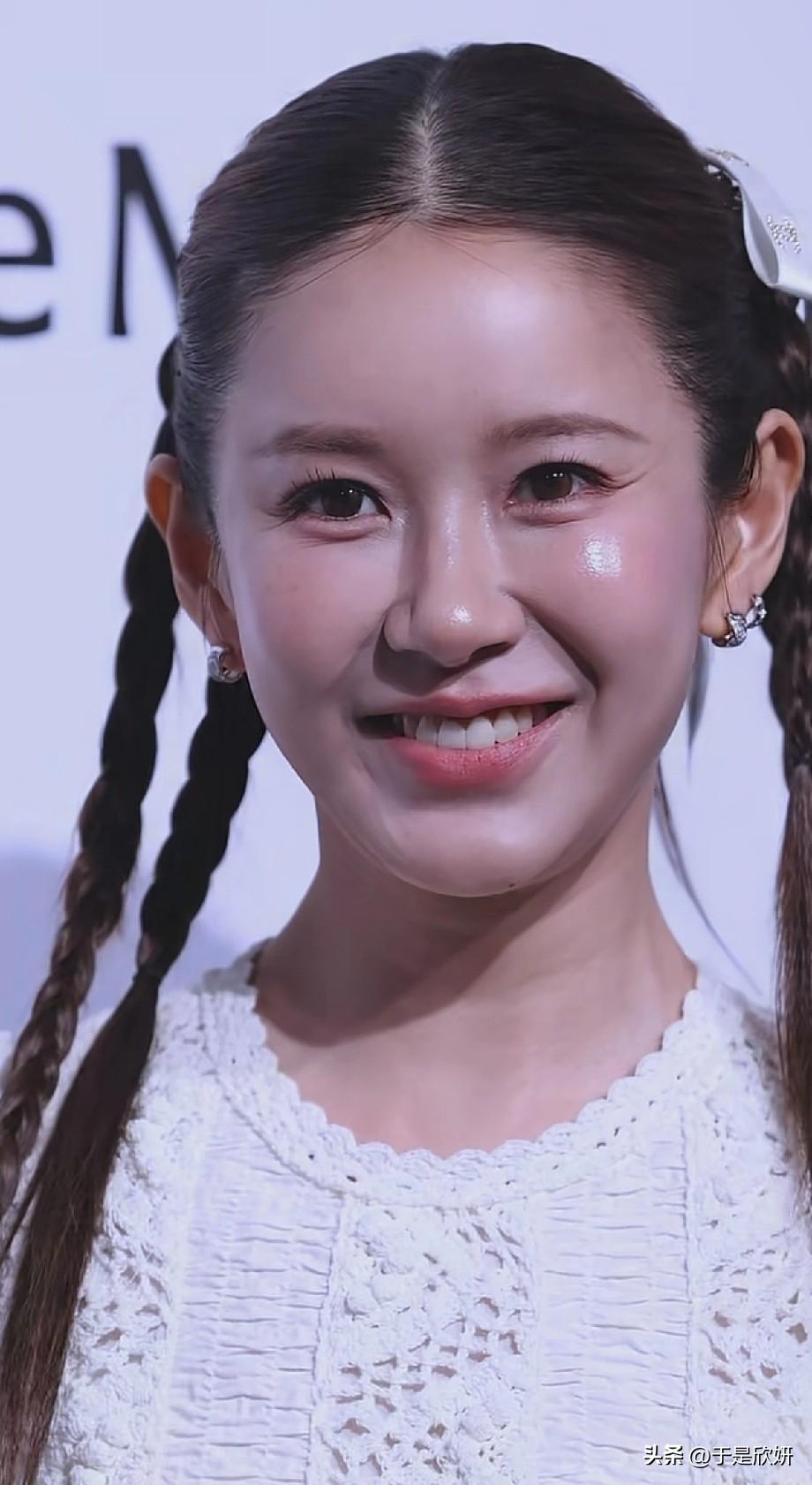 42岁张子萱久违公开亮相，双马尾造型引热议：冻龄还是用力过猛？
 
42岁的张子