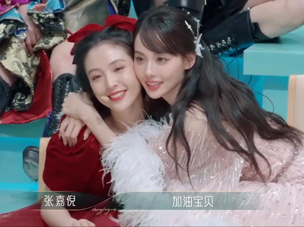 好伟大的两张脸！🥭导播是懂切镜头的
张嘉倪表演的时候切给吴倩
吴倩表演的时候切