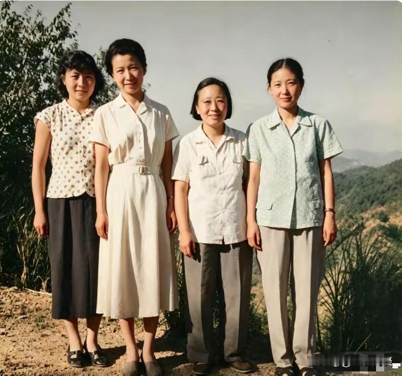 上世纪五十年代末，她和亲友、工作人员在庐山拍下这张难得的合影。黑白旧照镌刻岁月，