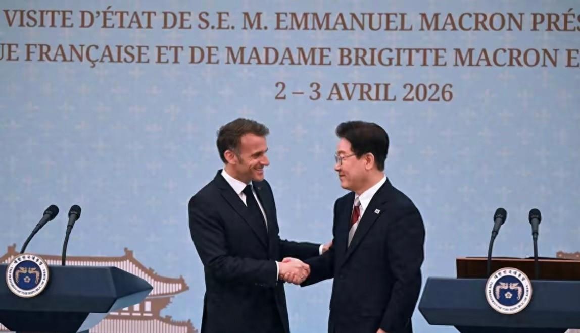 马克龙这趟亚洲行，玩得有点儿乱。
一边想和中国继续做生意，一边又跑到韩国放狠话，