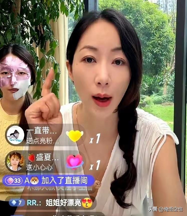 真的没想到，韩雪也下海直播卖货了，以前韩雪可是很高冷的女神啊，依稀记得她以前是宣
