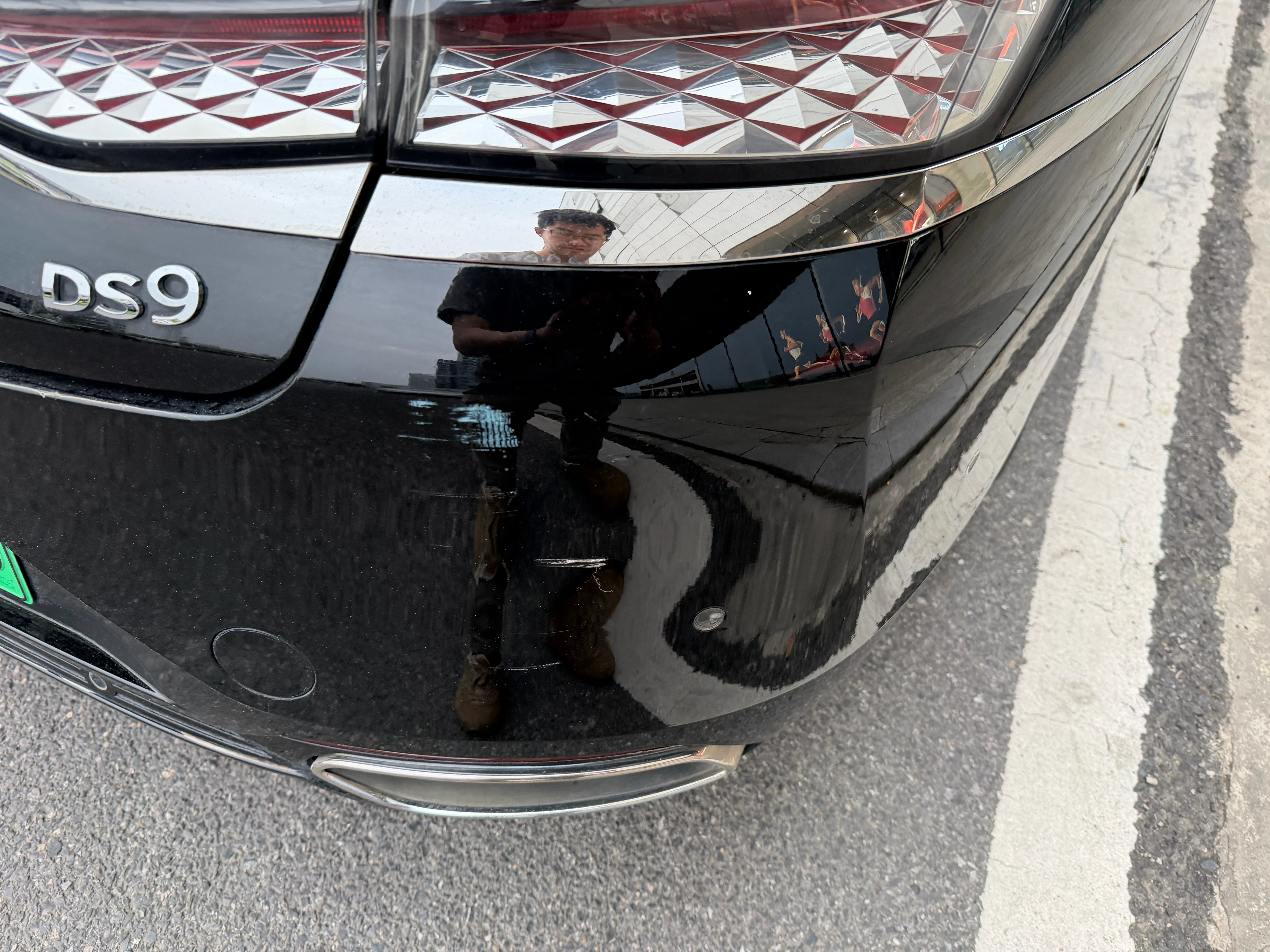 DS9的车衣发挥了它的价值蹭的面目全非了谁在钟情法系车 武汉·方圆荟·奥特莱斯