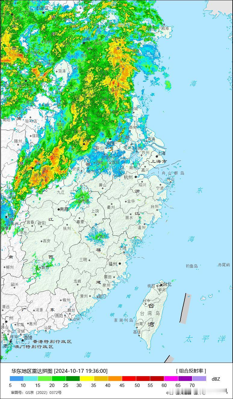 江淮气旋正在逐步成型中，晚上7点气旋中心大致位于山东菏泽境内，在气旋的西北和东南