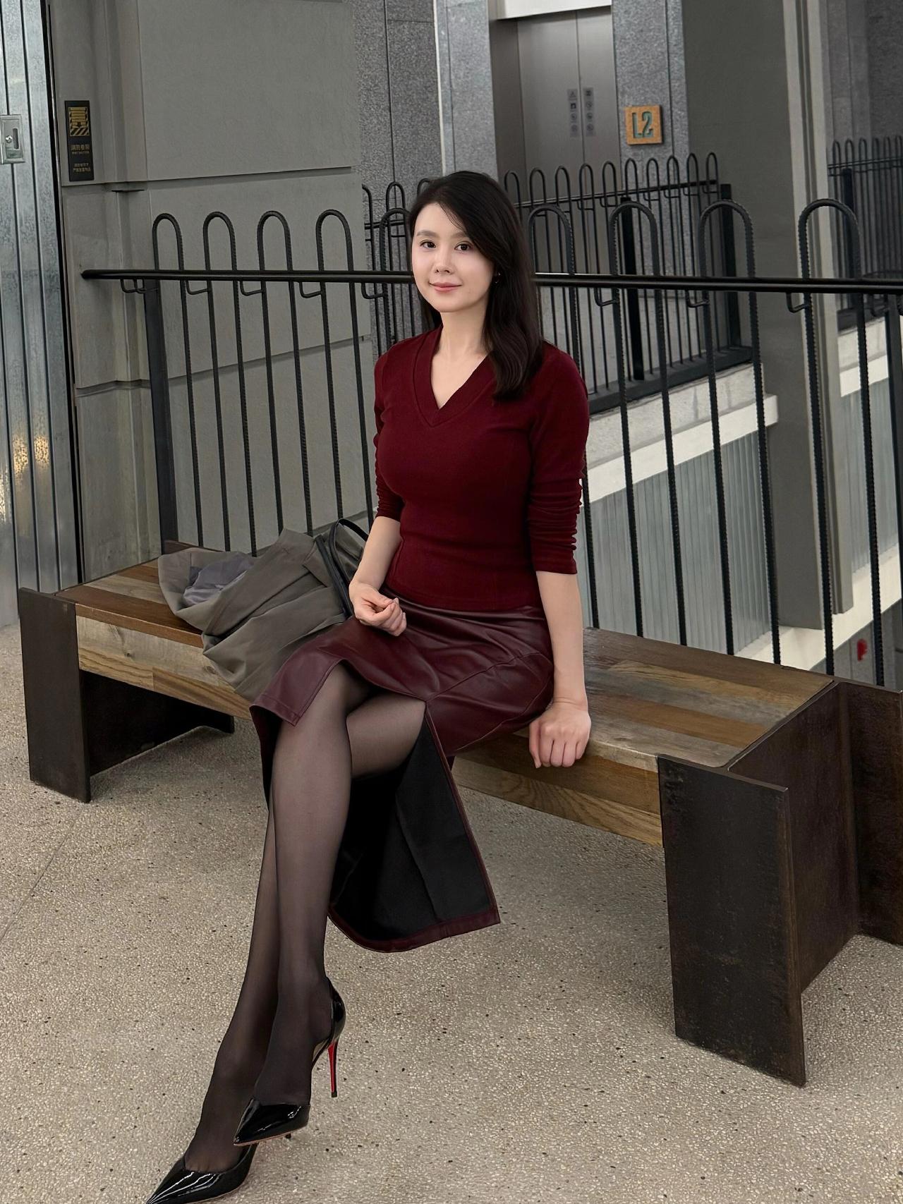 酒红色好像跟冬天更搭哦，
近期最喜欢的一套，
又保暖又好看，
秋冬穿搭，是成熟女