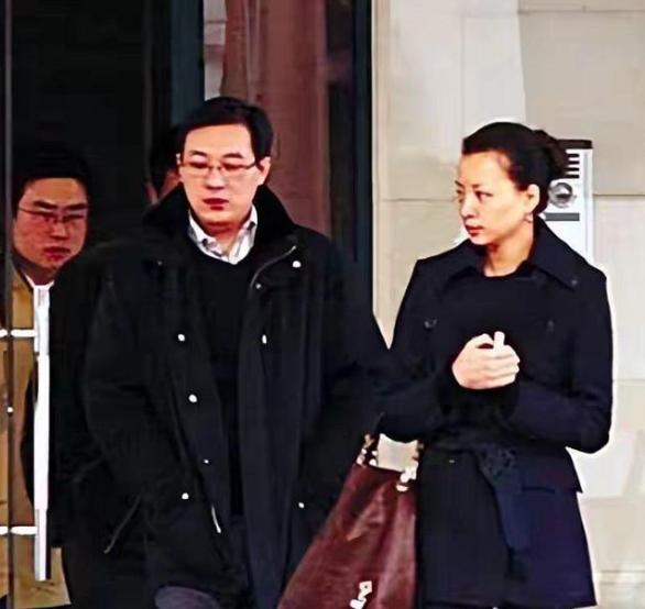密春雷再被告，9.33亿欠款还没还清，两任妻子前妻带着孩子已经脱身，现任仍在局中