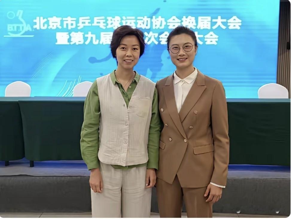 这张合影里，张怡宁和丁宁的状态反差特别有意思。

张怡宁穿着休闲，看着还像当年那