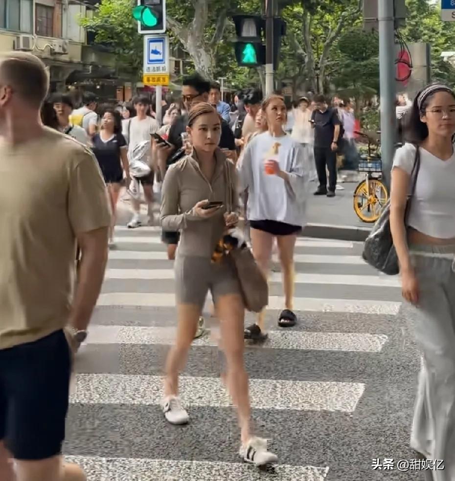 6月27日，赌王千金何超莲在上海街头被街拍博主拍到了。
她穿着瑜伽服，好像是刚运