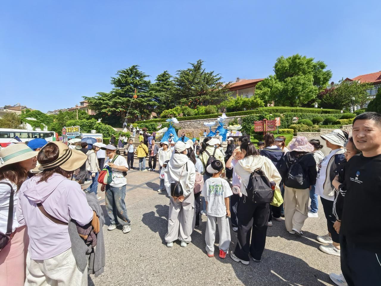周末，烟台山游客多