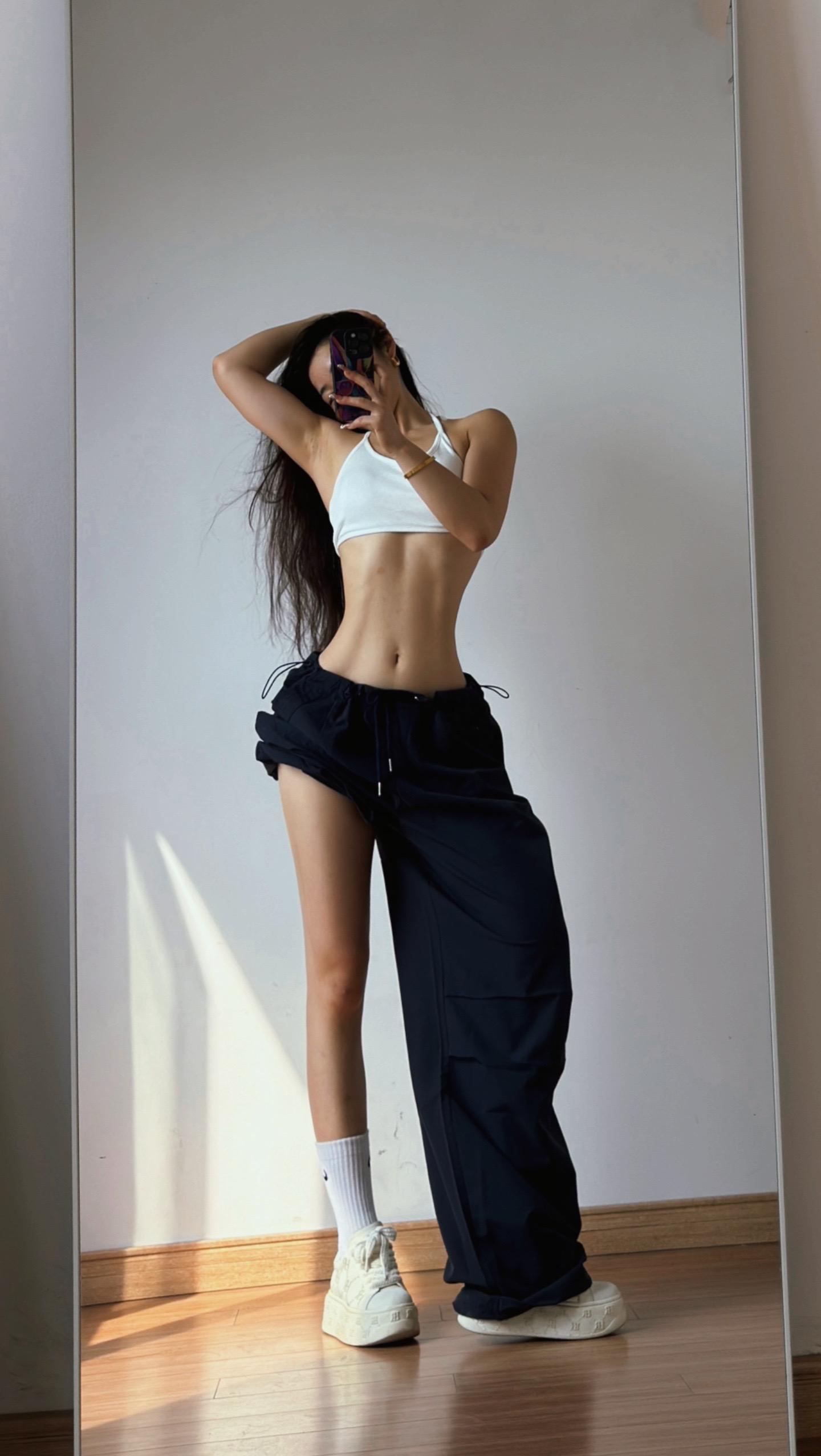 能从暴风雨中走出来的人 靠的从来不是伞