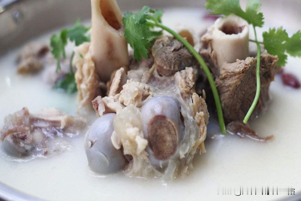 春季护理孩子脾胃，这5种食物别碰
 
1. 生冷食品
春季当心不要让孩子摄入过多