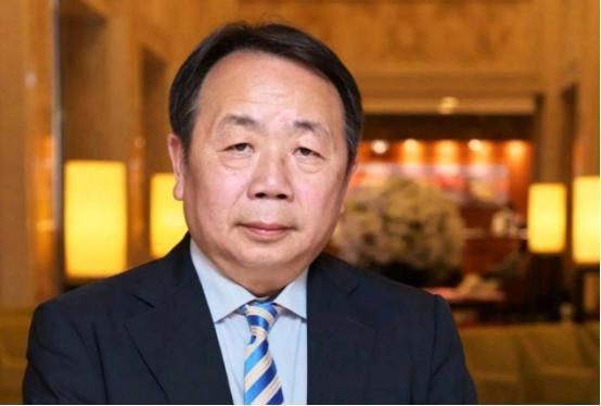 大汉奸石平坐不住了，给咱们的外交官扣上“黑帮”的帽子。
对于薛剑的言论，石平发帖