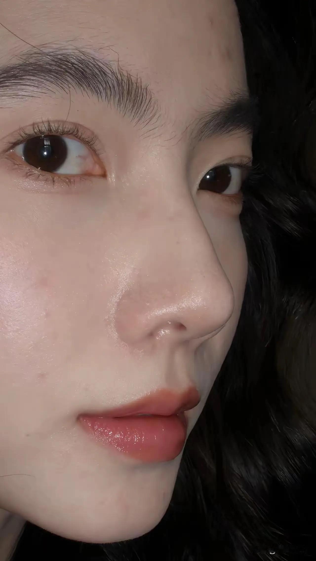 什么才是素颜怼面？下面这位女孩就是答案！

好干净的脸，给我第一印象。擦了面油似