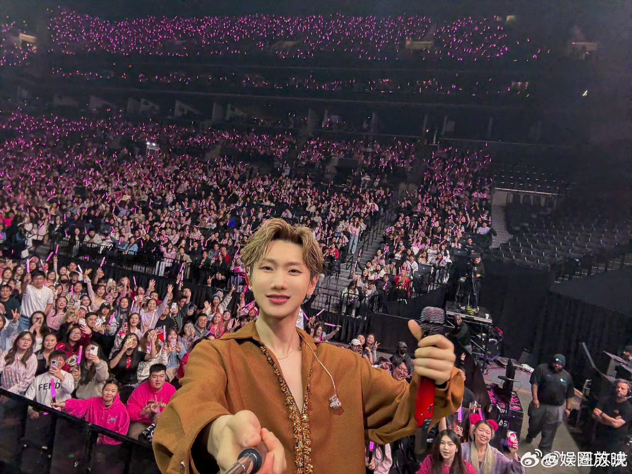 汪苏泷保镖的世界真变成粉红色了笑不活了！汪苏泷的硬汉保镖被粉色彩带“攻陷”，黑皮