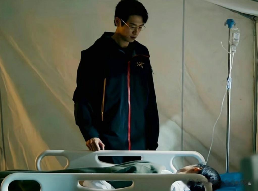对不起魏大勋，之前一直以为你是个搞笑综艺男。

一般人演可能是手抓着病床的扶手杆