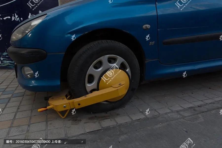 聪明反被聪明误！河南许昌，女子违停被交警锁车，不想交 200 元罚款，于是灵机一