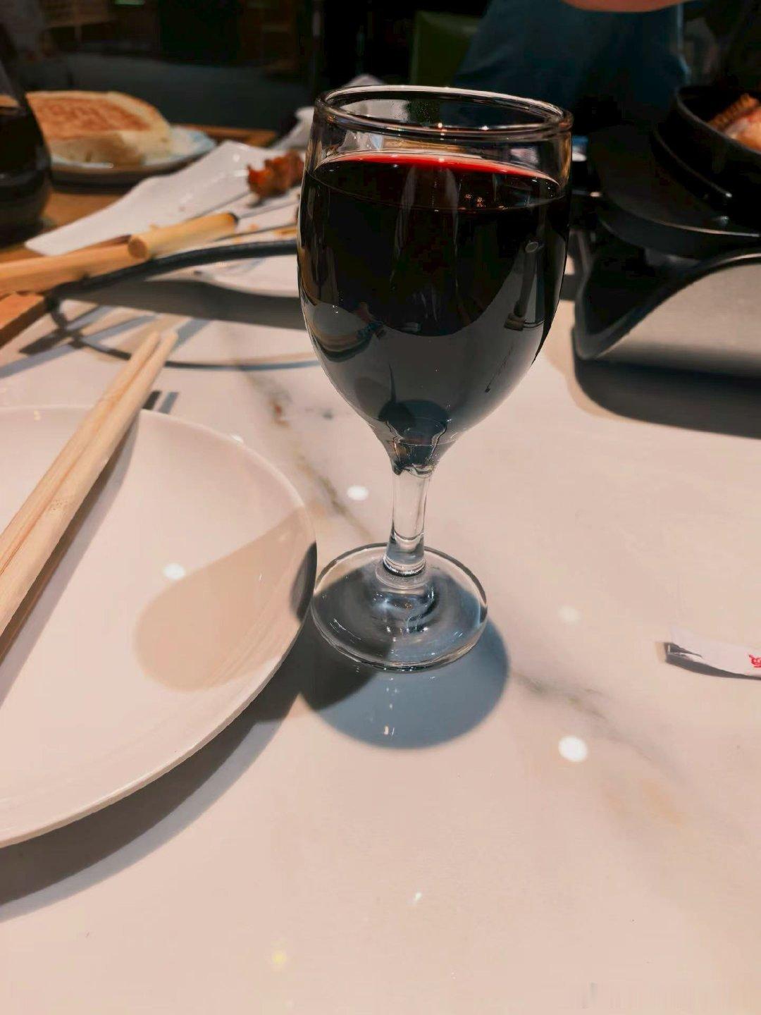第一次尝试喝红酒，就小抿了一口，事实证明，不是喝酒的料哈[哈哈][哈哈] ​​​