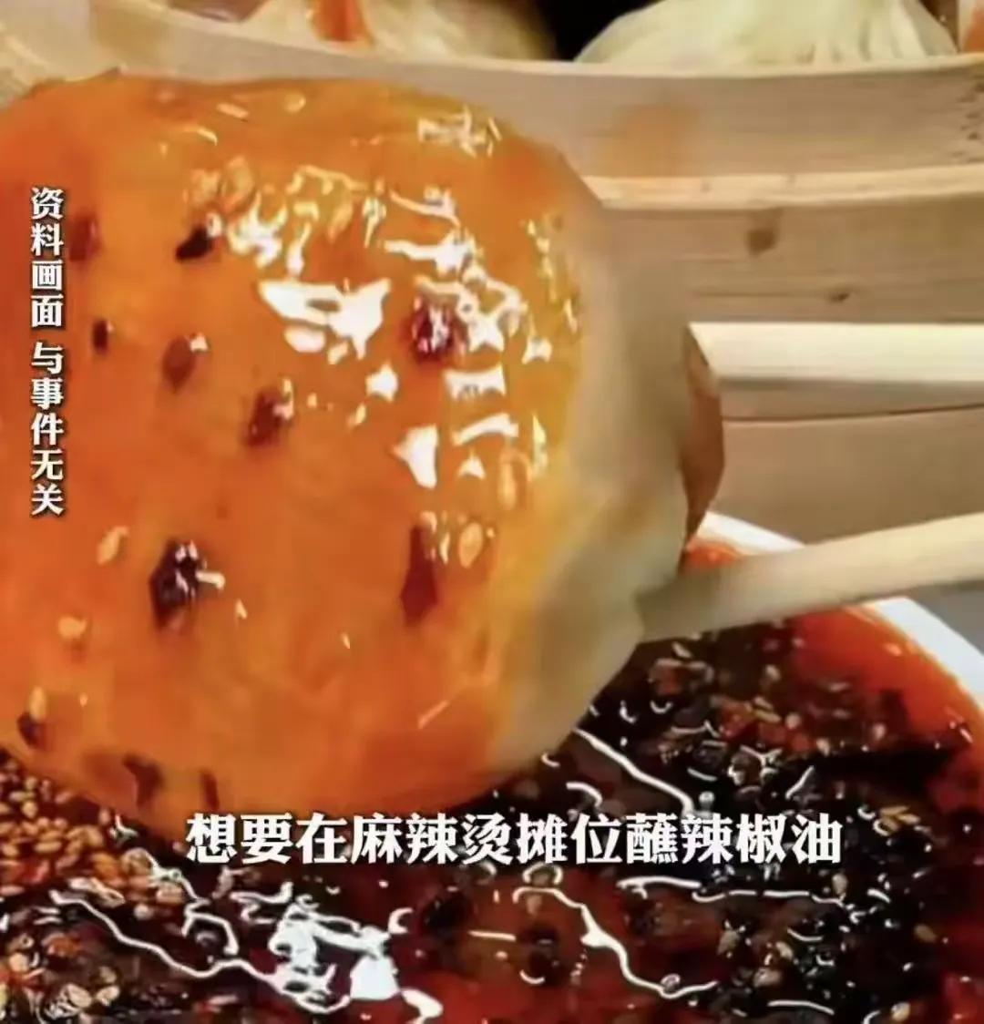 高校食堂里面发生这么一件事，看完真的让人一言难尽。
河北廊坊一所高校，一位女老师