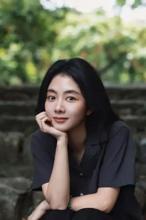 内娱的老板们怕是真的恨死谭松韵了。18岁出道到现在36岁，整整18年，没签过任何