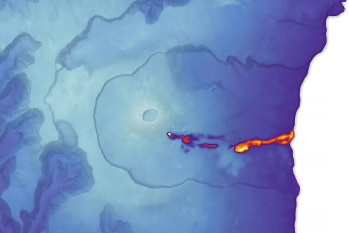 马克龙紧急会议，一、先分清两件事：高温本土危机、火山远在海外，二者互不叠加
 