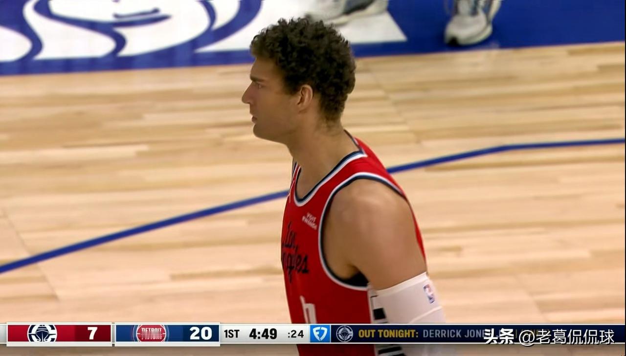 快船替补中锋洛佩兹真是一个废物！在今天快船客场挑战活塞的比赛中，目前双方半场战罢