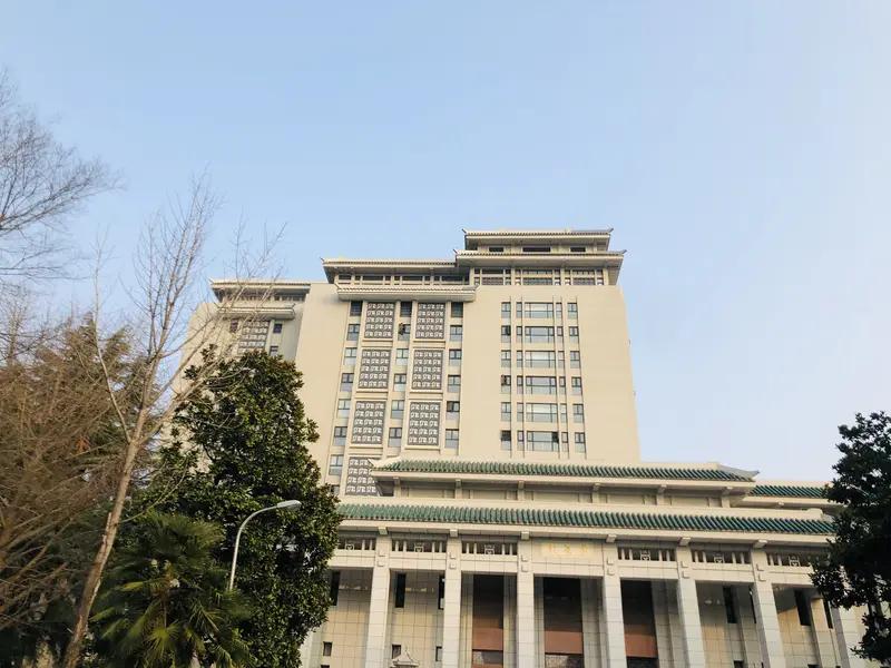 武汉大学，吉林大学的法学院。如果分数够的话。

是选哪一个呢？

有个男孩特别喜