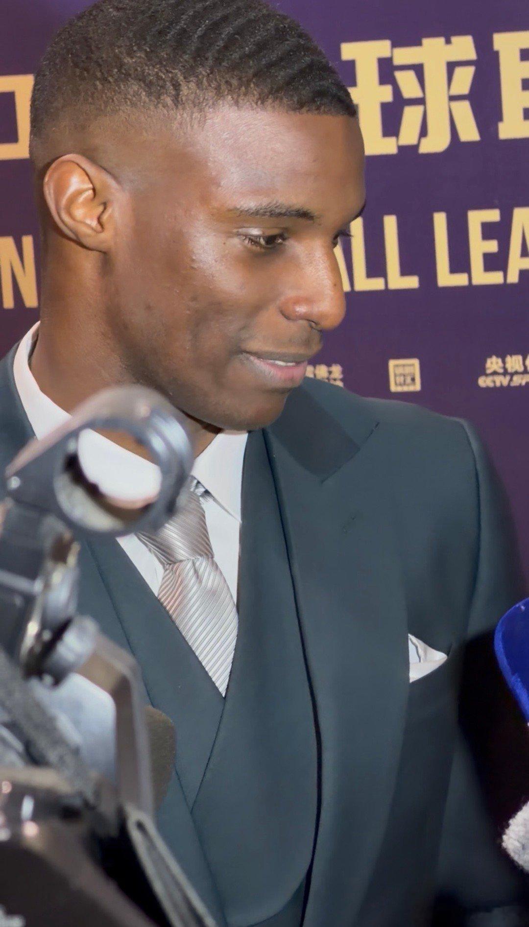 记者：明年还会为国安效力吗？法比奥：明天的事只有上帝我能知道。我能确定的是我爱我