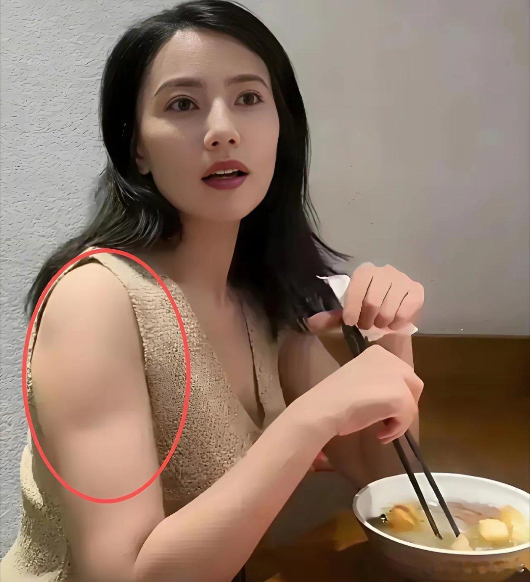 高圆圆这胳膊，绝对练过她演过的武戏不多，《倚天屠龙记》算一个但据她多次公开比表达