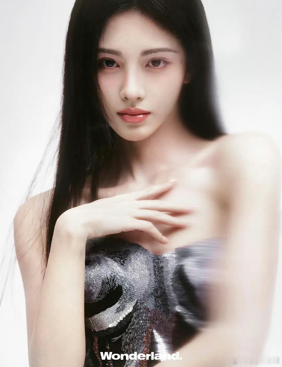 鞠婧祎现在的风格已经完全的和网红一样了 ​​​