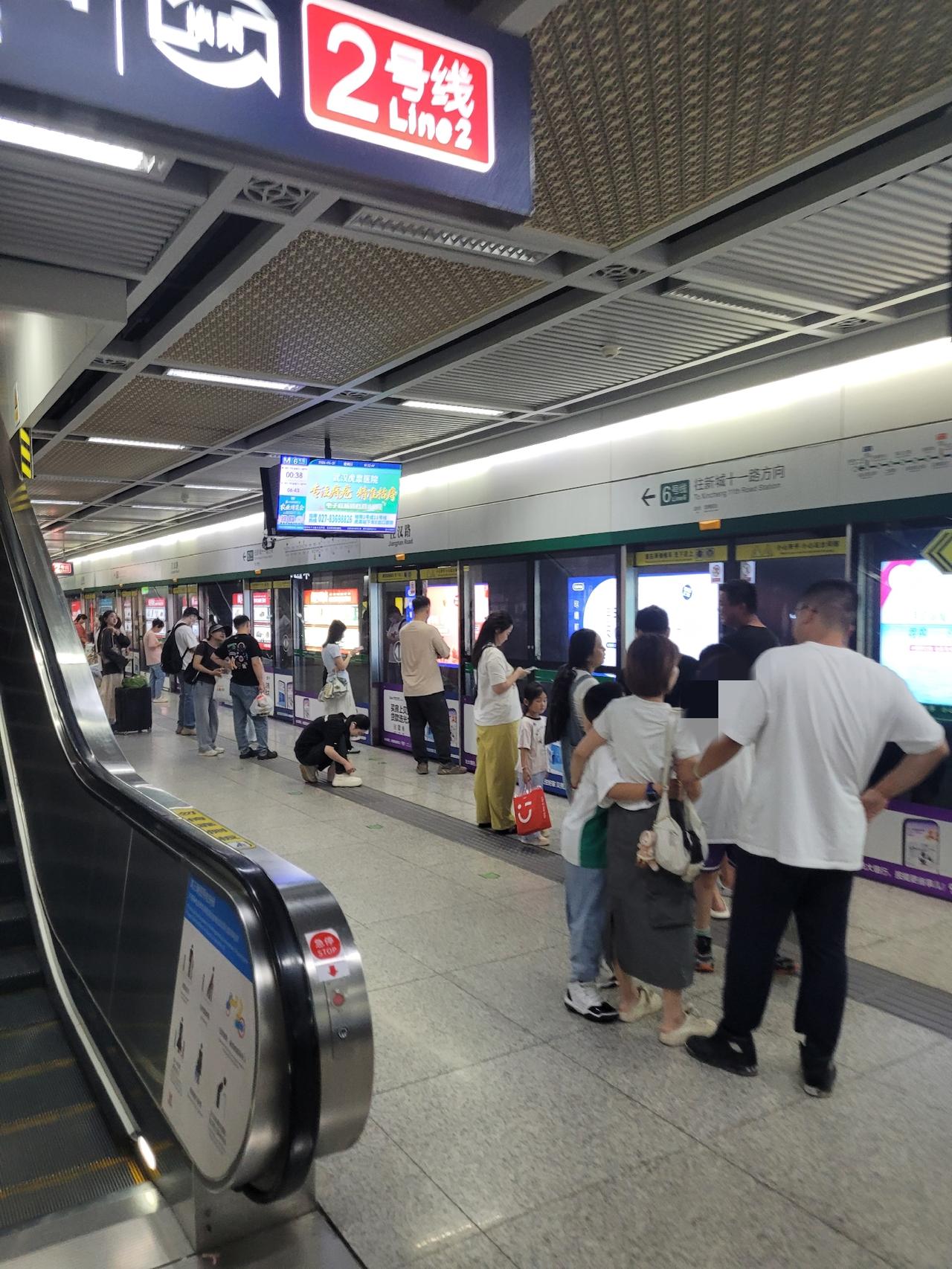 武汉地铁真的相当给力，14周岁及以下中小学生，学龄前儿童全都免费乘车。平时乘坐地