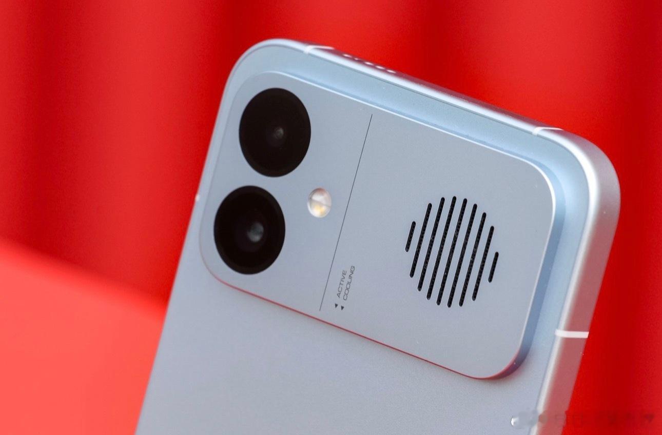 K90 Max：暗影黑配色很低调，握在手里就是正常旗舰。但一进游戏，165Hz+