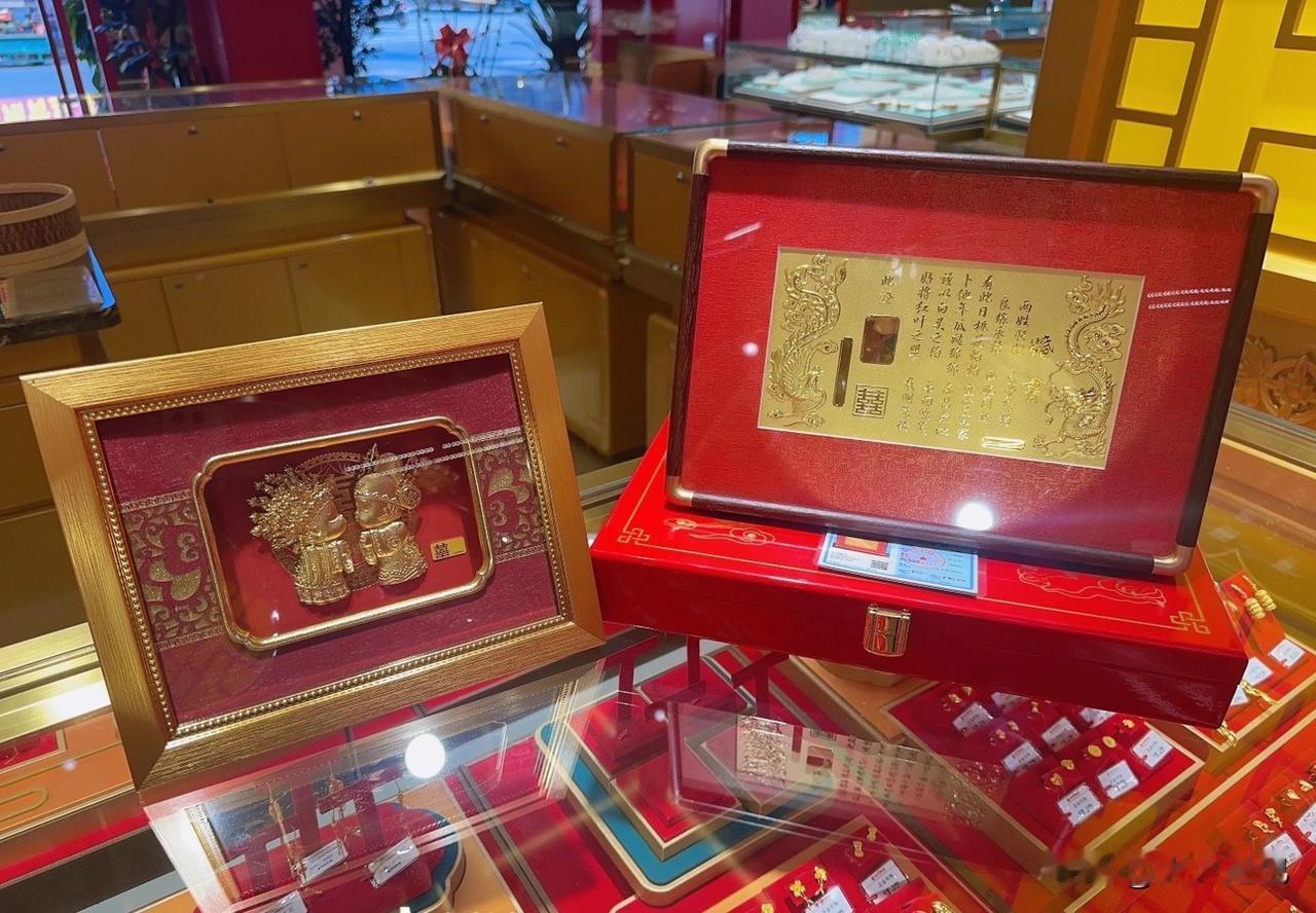 我妈的金店开了二十几年了，
她说现在黄金都让她心慌，
因为情况和大家想的都不一样