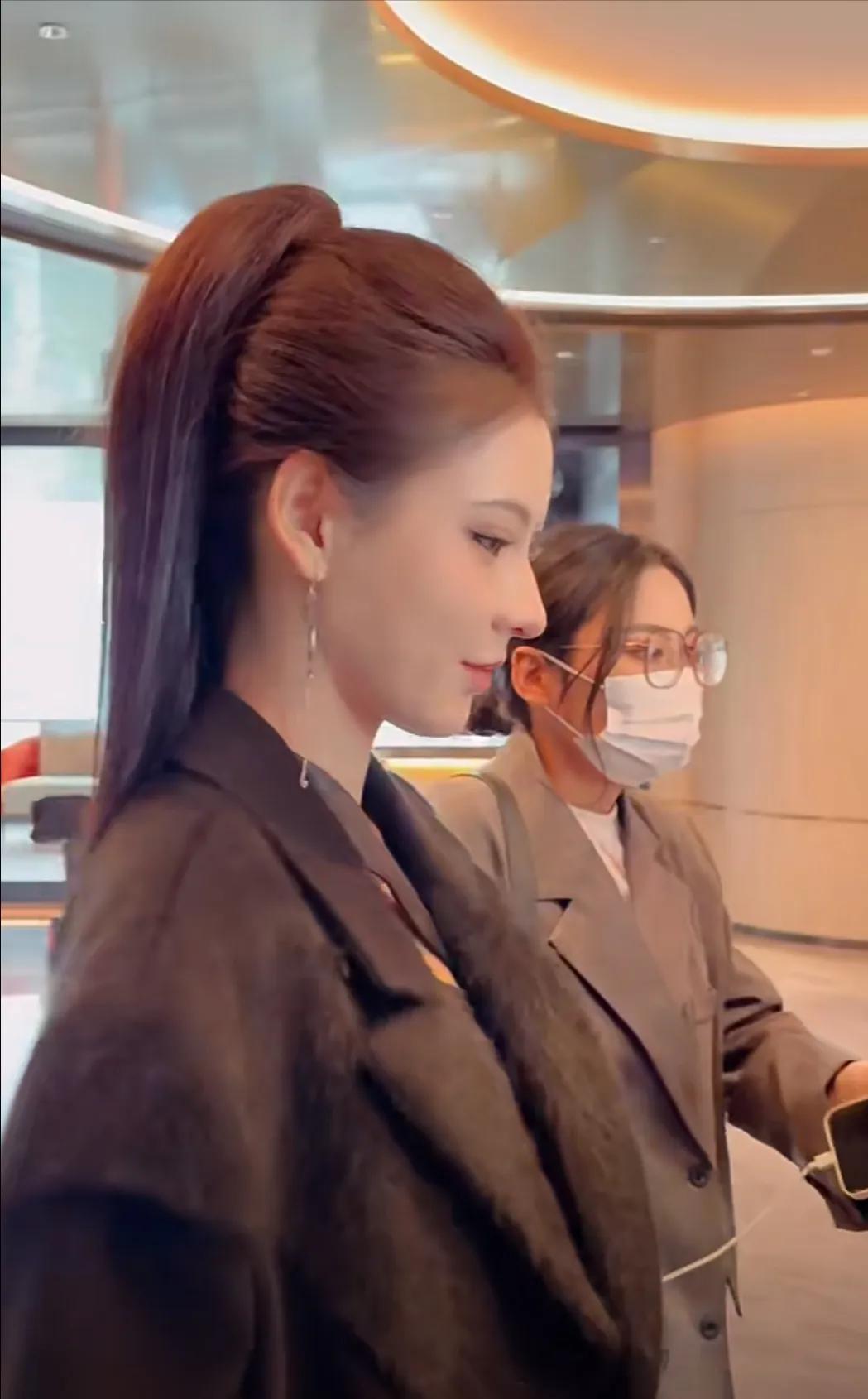 张予曦浪姐上班路透！生图颜值也太抗打了吧！好立体的五官，很有混血感，手办似的，真