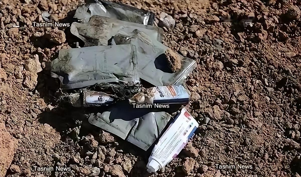 伊朗革命卫队发言人，正拿着美军飞行员的牙膏和照烧牛肉干在镜头前展示。
他们管这叫